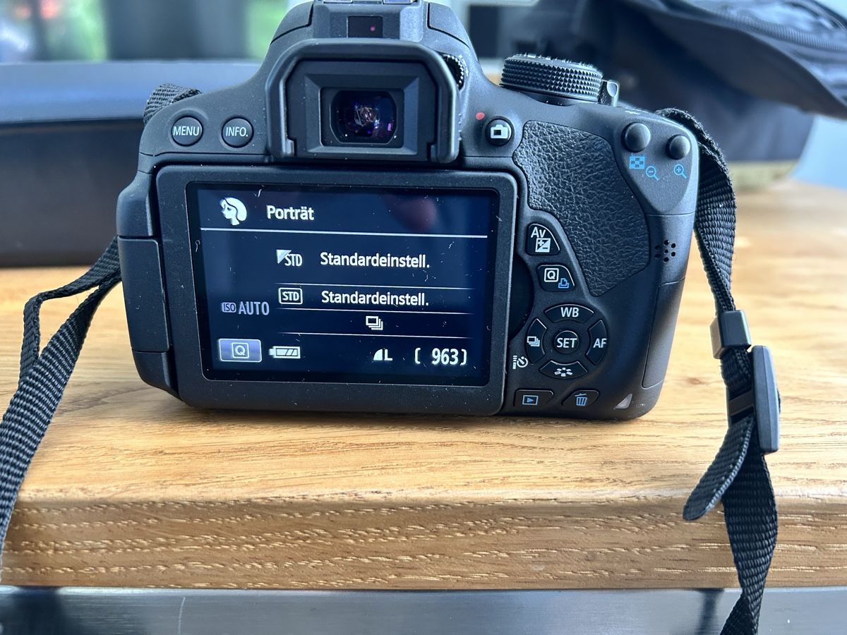 Canon Fotocamera: Canon EOS 700D Kamera Kit – Usato da Gerlikon venduto da sruesch 4