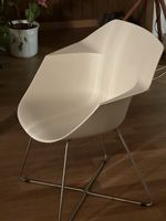 Design Schalenstuhl weiss Metallbeine Atelier Pfister