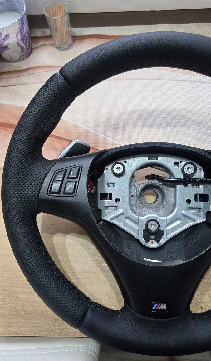 BMW Toutes les pièces auto: Neues Leder lenkrad BMW E90 E91 E92 E93 E87 M – Neuf (Voir description) à Auw par Neo_z2rq 3