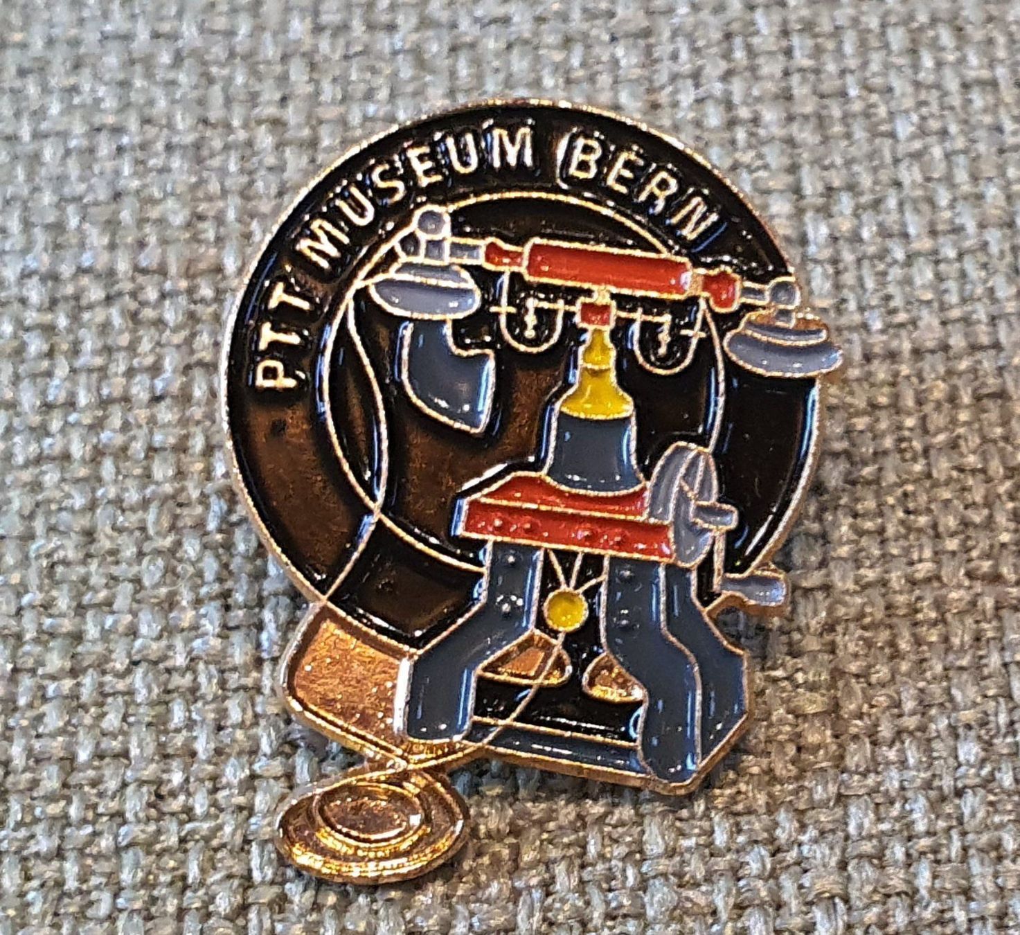 Placchette & Badge: A424 - Pin PTT Museum Bern Telefon – Usato da Reinach BL venduto da Boston-Verkauf