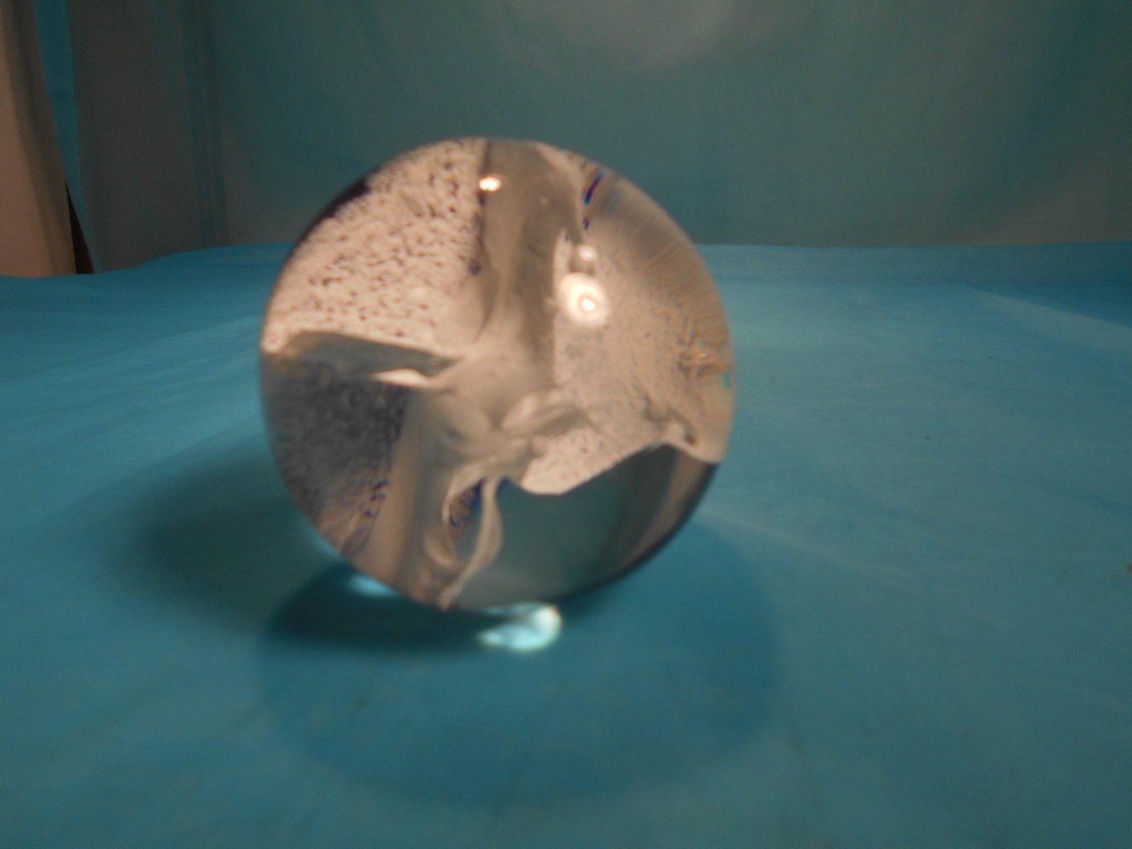 Statuette: Glaskugel, Paperweight, blauer Boden, weisse Figur – Nuovo (secondo la descrizione) da Bellach venduto da JingleCherry 2
