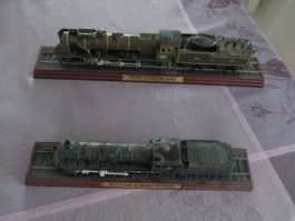 2 Modelldampfloks mit Sockel (Sammler)