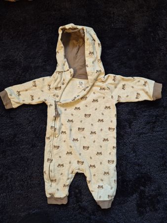 Baby Overall C&A mit Bärenmuster beige Grösse 62-68