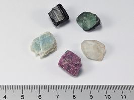 5 rohe Edelsteine mit Topas, Aquamarin, Rubin, Turmalin