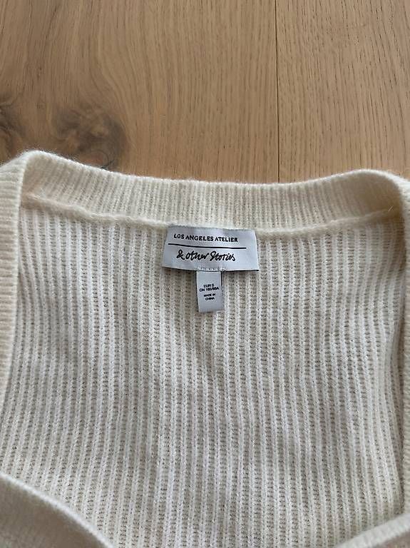 Tops: Weisses Strickoberteil mit Blumendetails  – D'occasion à Vaduz par nad_j6wm 1