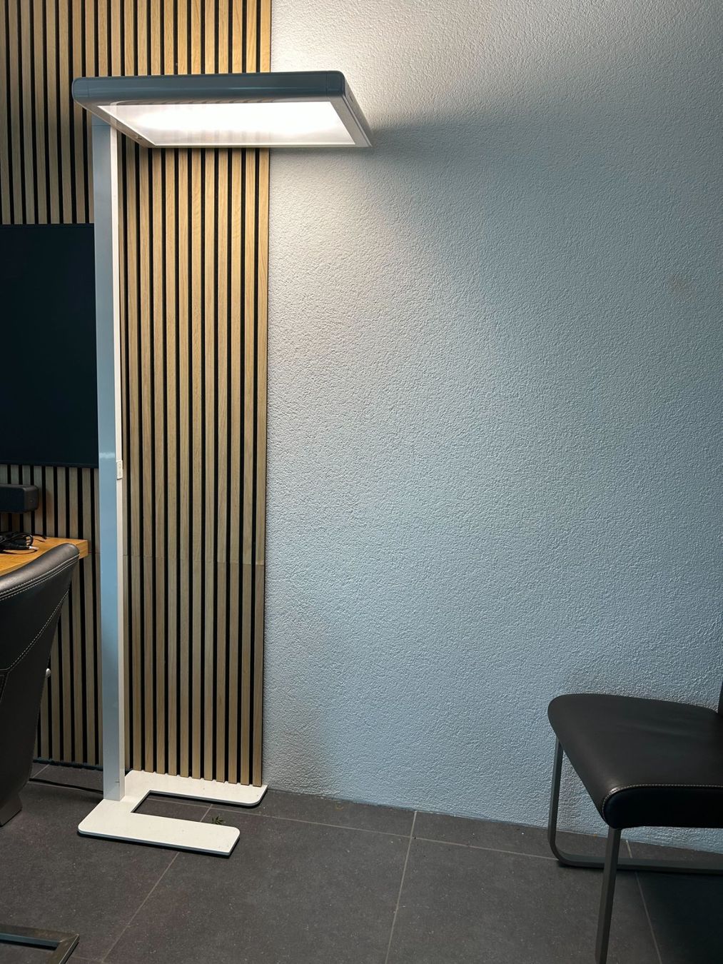 Lampade: Moderne LED Stehleuchte, dimmbar – Usato da Spiez venduto da Outlet-King