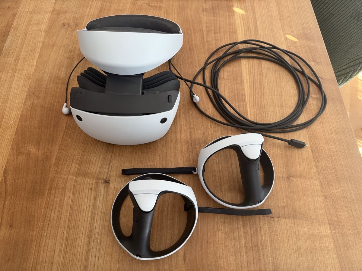 Sony VR Brille: Sony PlayStation VR2 Headset mit Controllern top Zustand – Gebraucht aus Bern von ITJO1