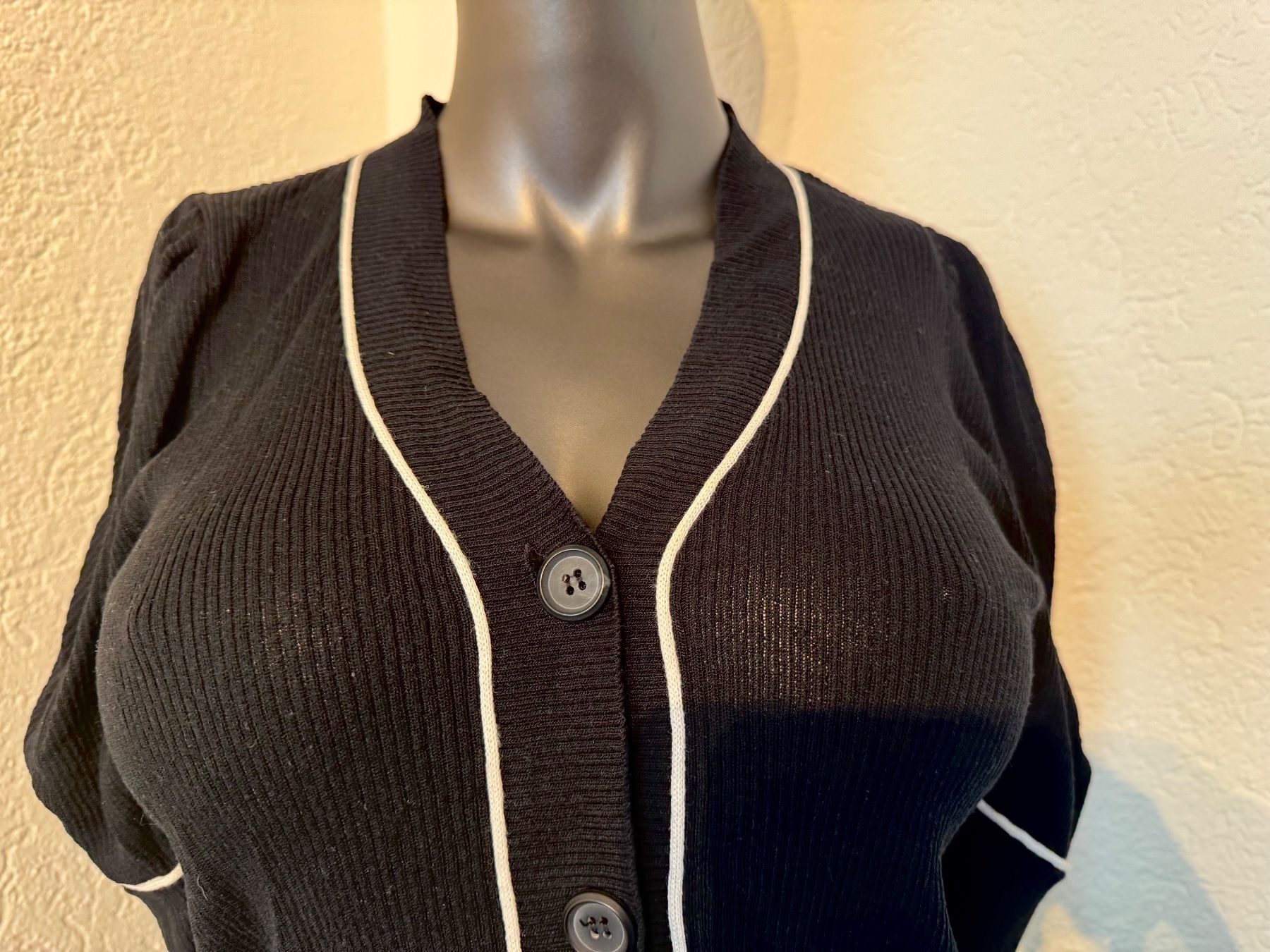 Jacken: Schwarze Strickjacke mit kurzen Ärmeln Gr S - M – Gebraucht aus Frenkendorf von Style365 3