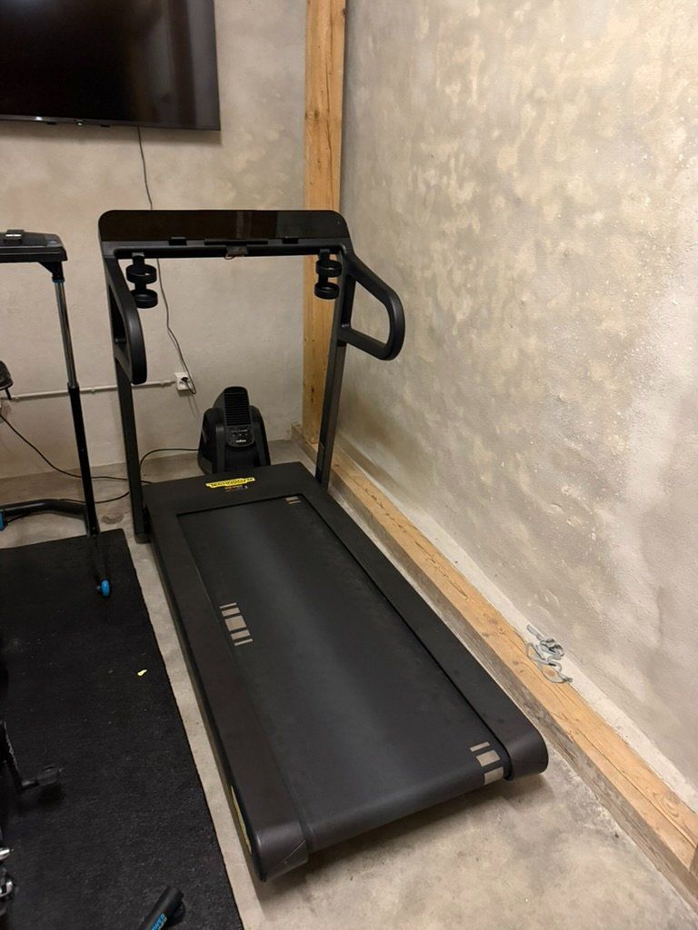 Macchine per carico, silaggio e trasporto: Technogym MyRun Treadmill – Excellent Condition – Usato da Aubonne venduto da JessieR