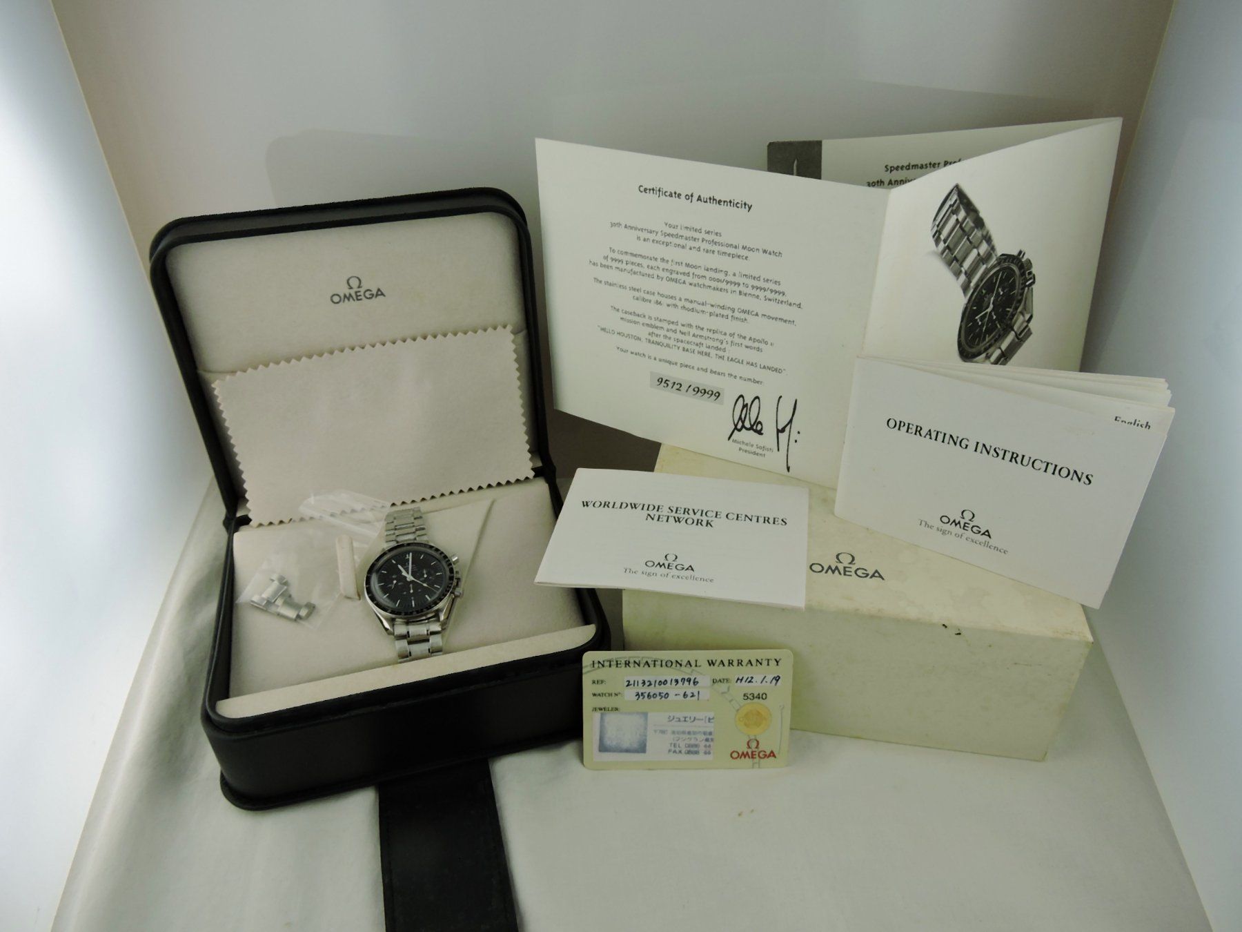 Omega Uhren: 1999 Omega Speedmaster Ltd.Apollo XI 3560.50 - Serviced, B&P – Gebraucht aus Bern von Vintage-Oyster 1