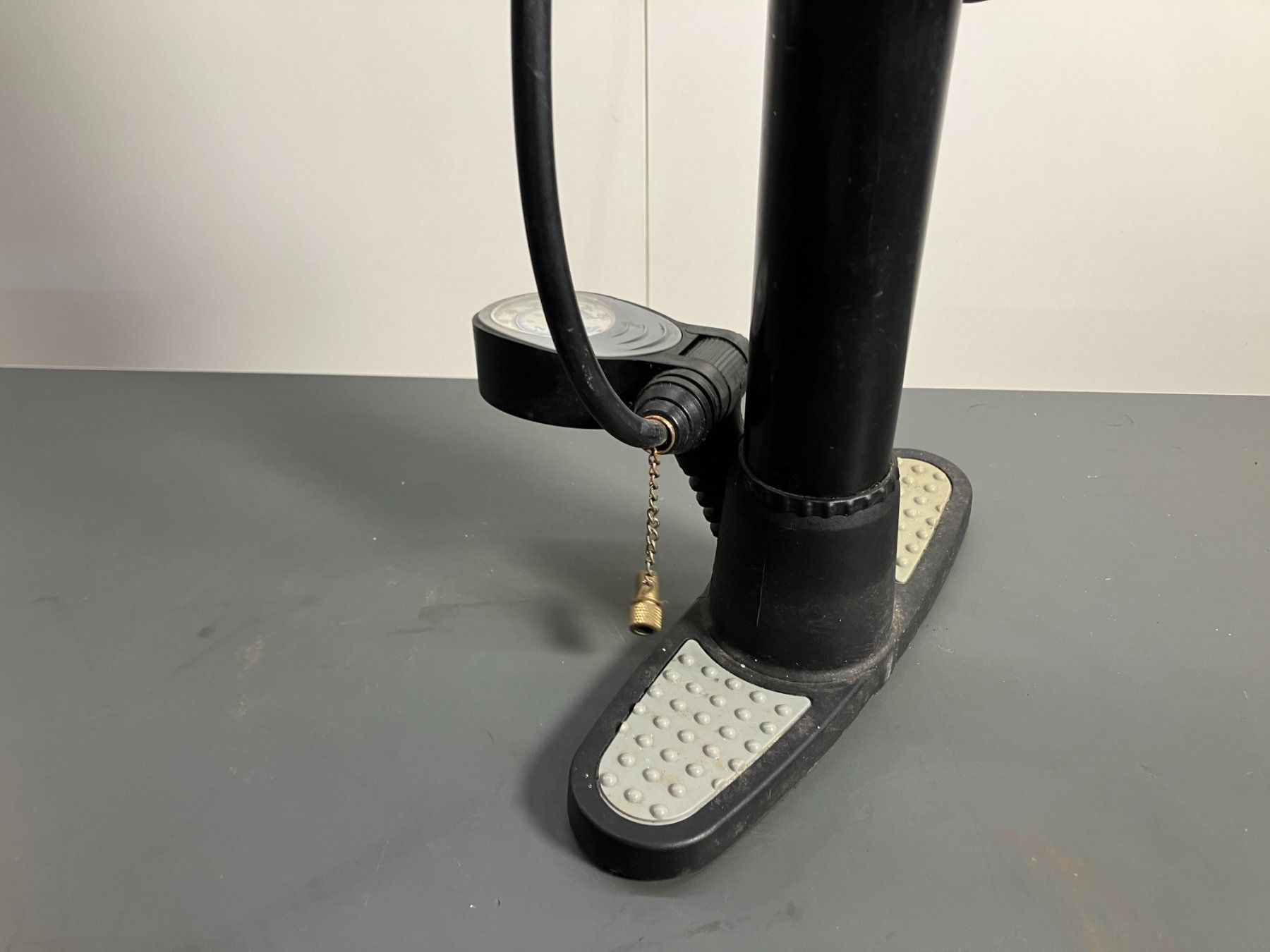 Pumpen: gr. Luftpumpe mit Druckanzeige ab 1.- – Gebraucht aus Lichtensteig von Buy24International 4