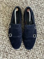 Double Monk in dunkelblauem Suede von SANTONI, Gr. 10