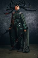 Hela Cosplay Kostüm mit Helm und Schwertern