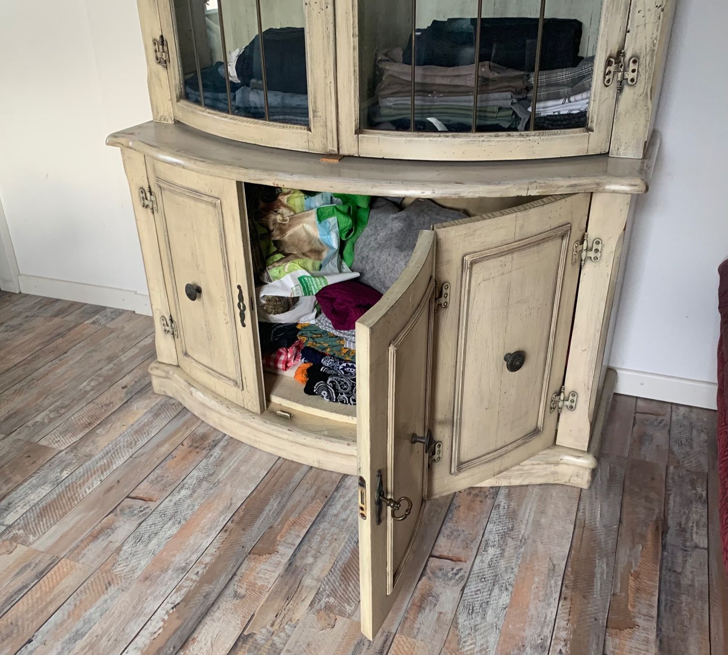 Vetrine: Stilmöbel Vitrine shabby chic – Usato da Widnau venduto da ChnopfundNagel 7