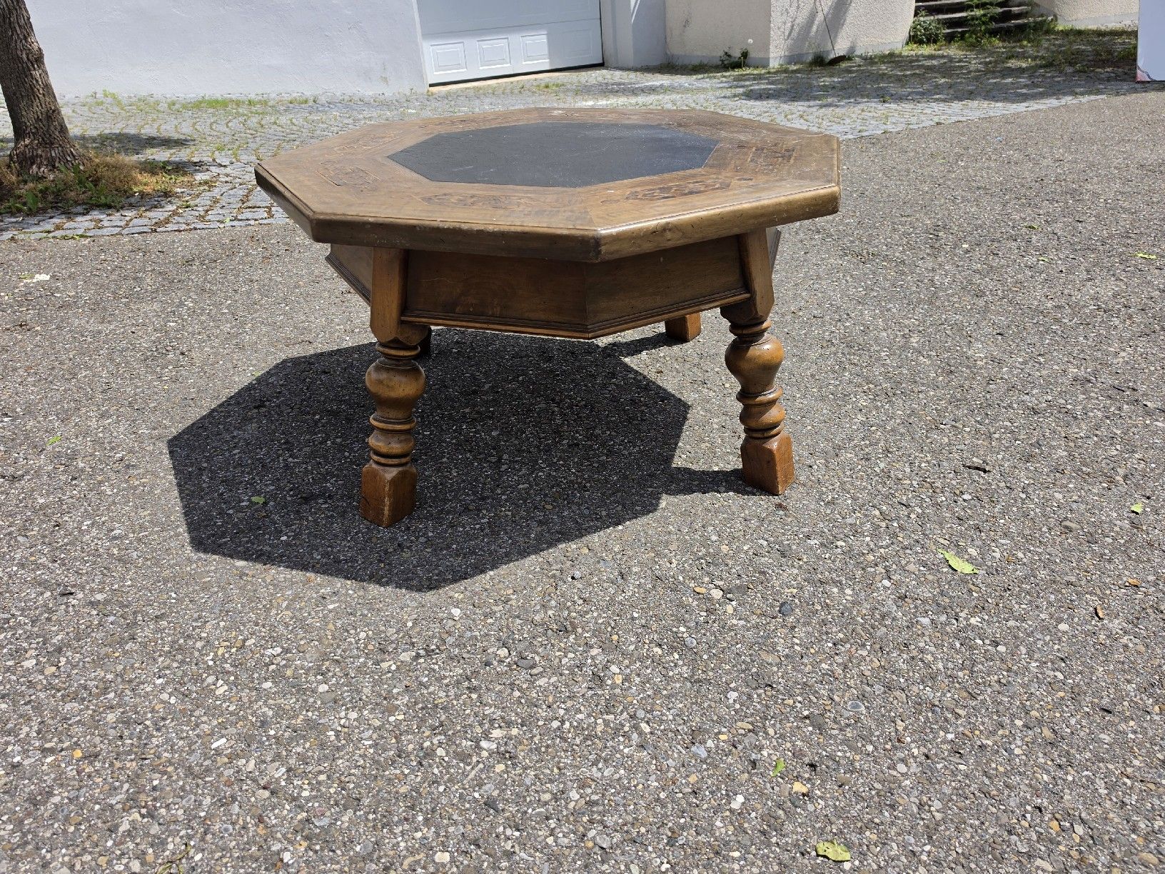 Tavoli: Antiker achteckiger Kaffee-/Beistelltisch mit Inlay, – Usato da Mettlen venduto da elios0888 1