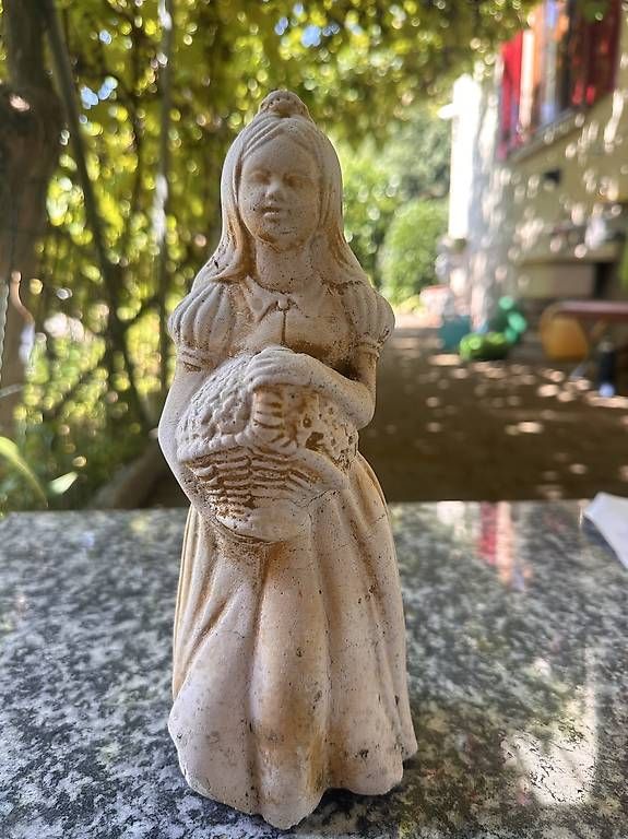 Skulpturen & Statuen: Vintage Dekofigur Mädchen – Gebraucht aus Baden von Gatafunkk