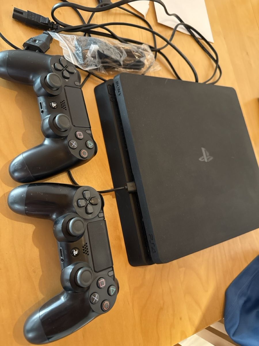 Sony Console: Ps4 1Tb mit 2 Controller – Usato da Uetendorf venduto da Loscar1 1