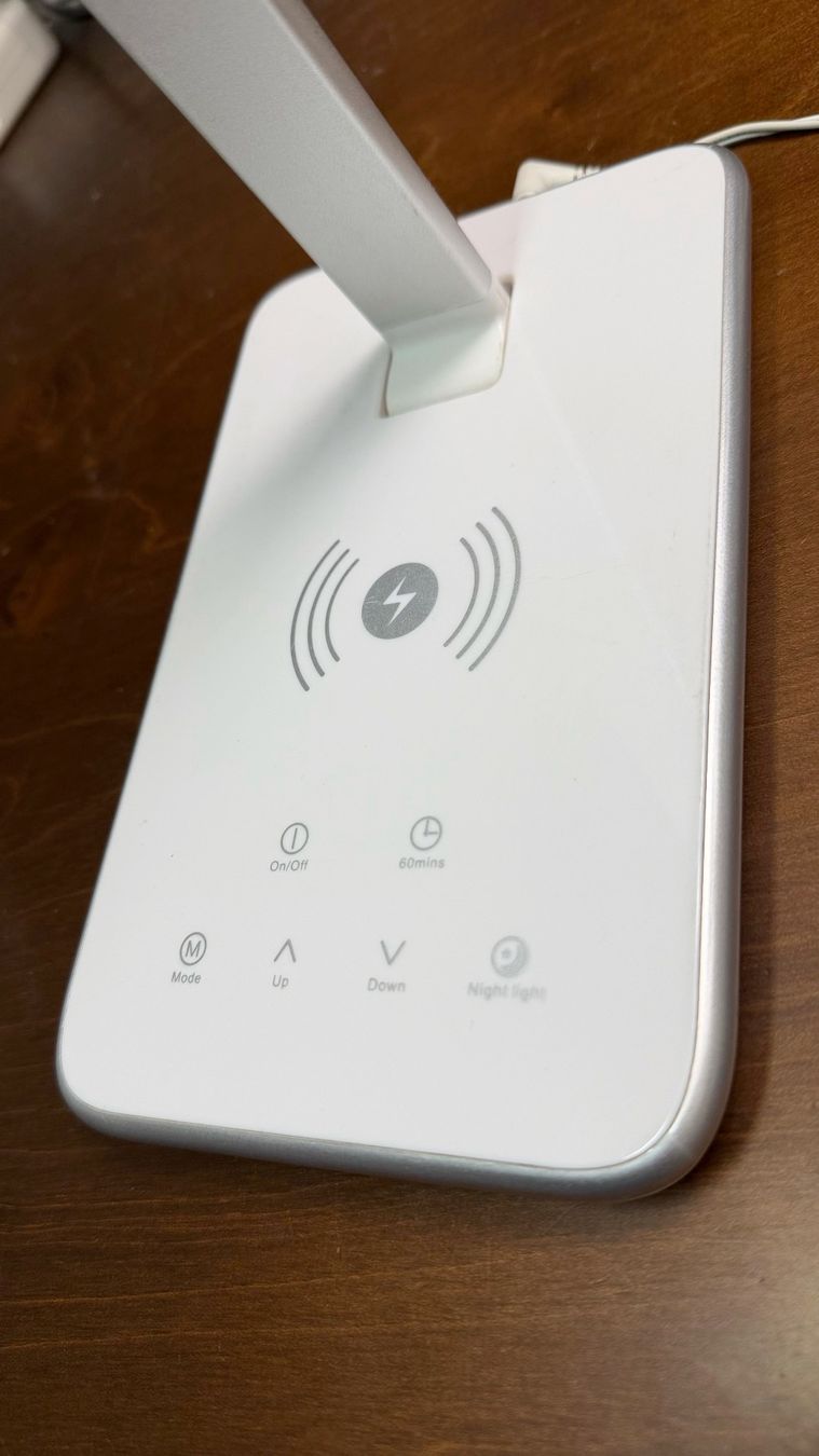 Lampade: Tischleuchte mit integriertem Wireless Charging, ab iPhone 8 – Usato da Kestenholz venduto da Snake55