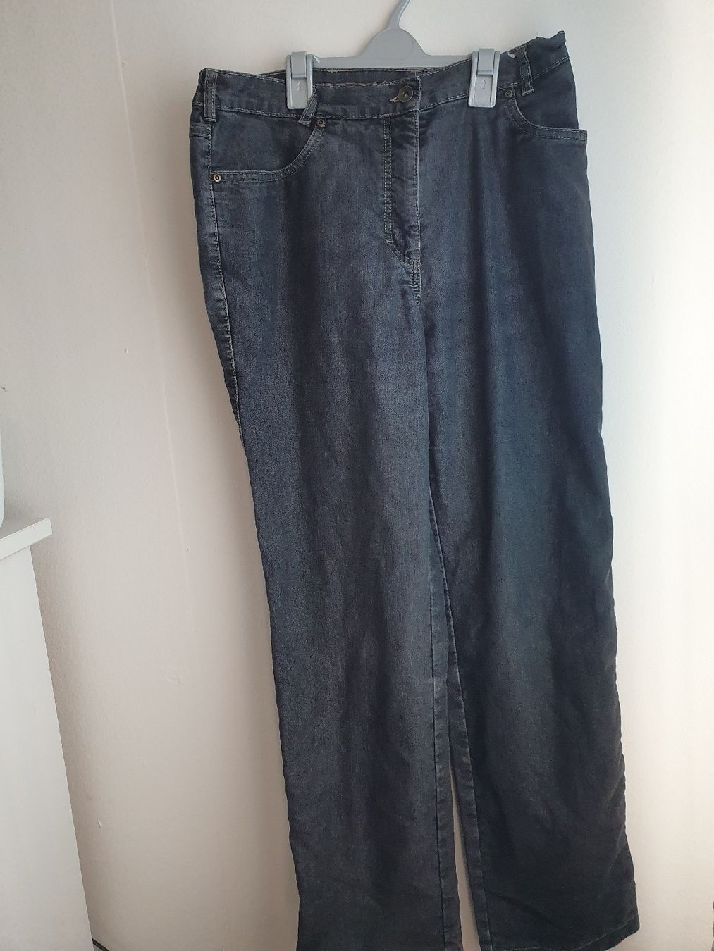 Jeans: Schwarze, gefütterte Jeans Grösse 40 – Gebraucht aus Schönenwerd von pomodor