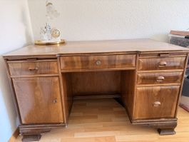 Antiker Schreibtisch für Ihr Büro zu Hause