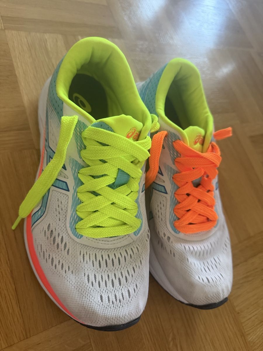 Asics Scarpe per ragazzi: Asics Laufschuhe weiss/blau Grösse 37 – Usato da Kilchberg ZH venduto da Von_dutch