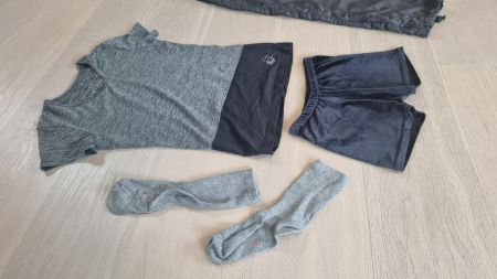 Sportshirt, kurze Gymnastikhose + Socken (152)
