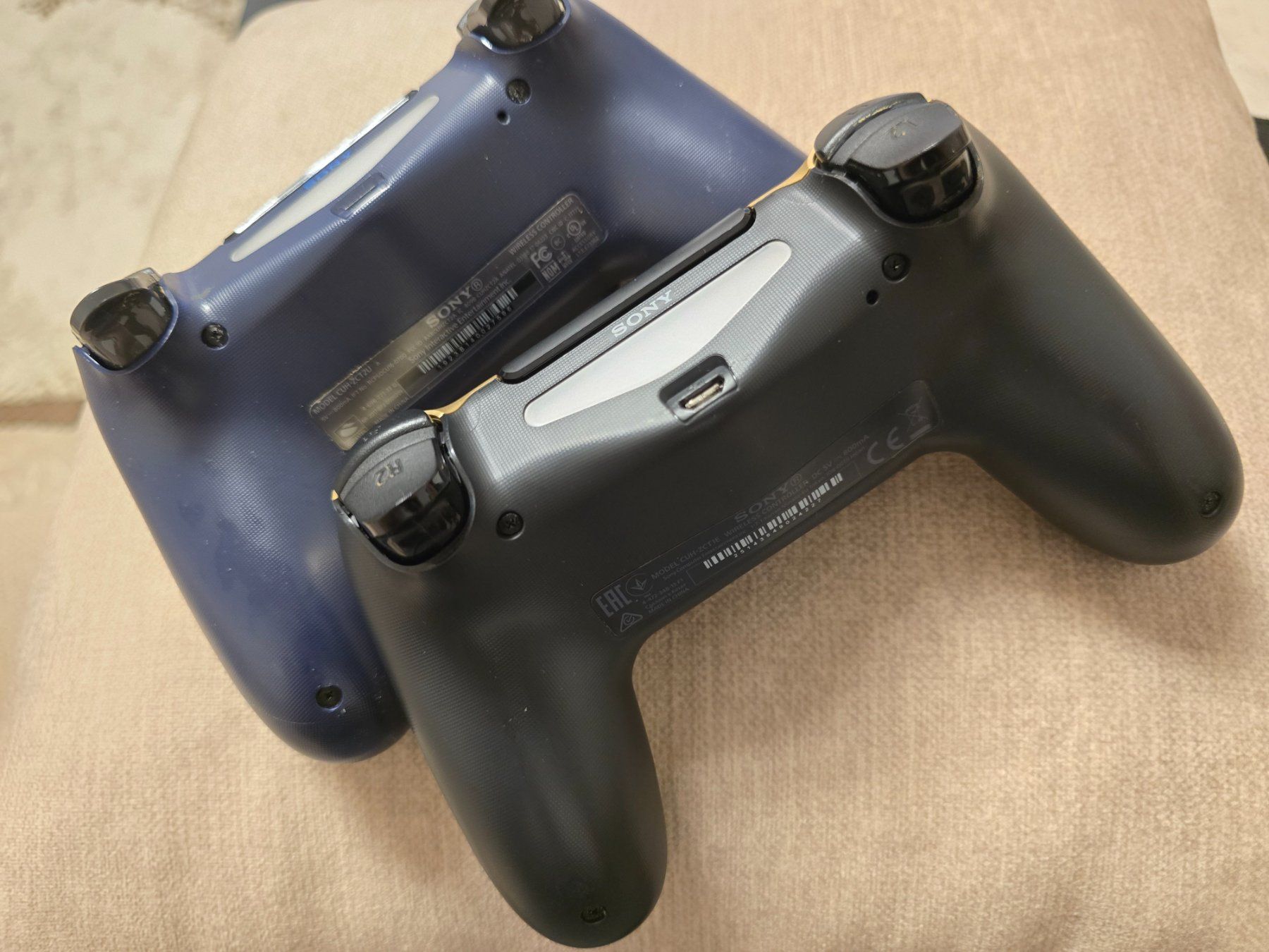 Sony Manettes: 2× ORIGINAL PS4 Controller – D'occasion à Basel par Zait 3