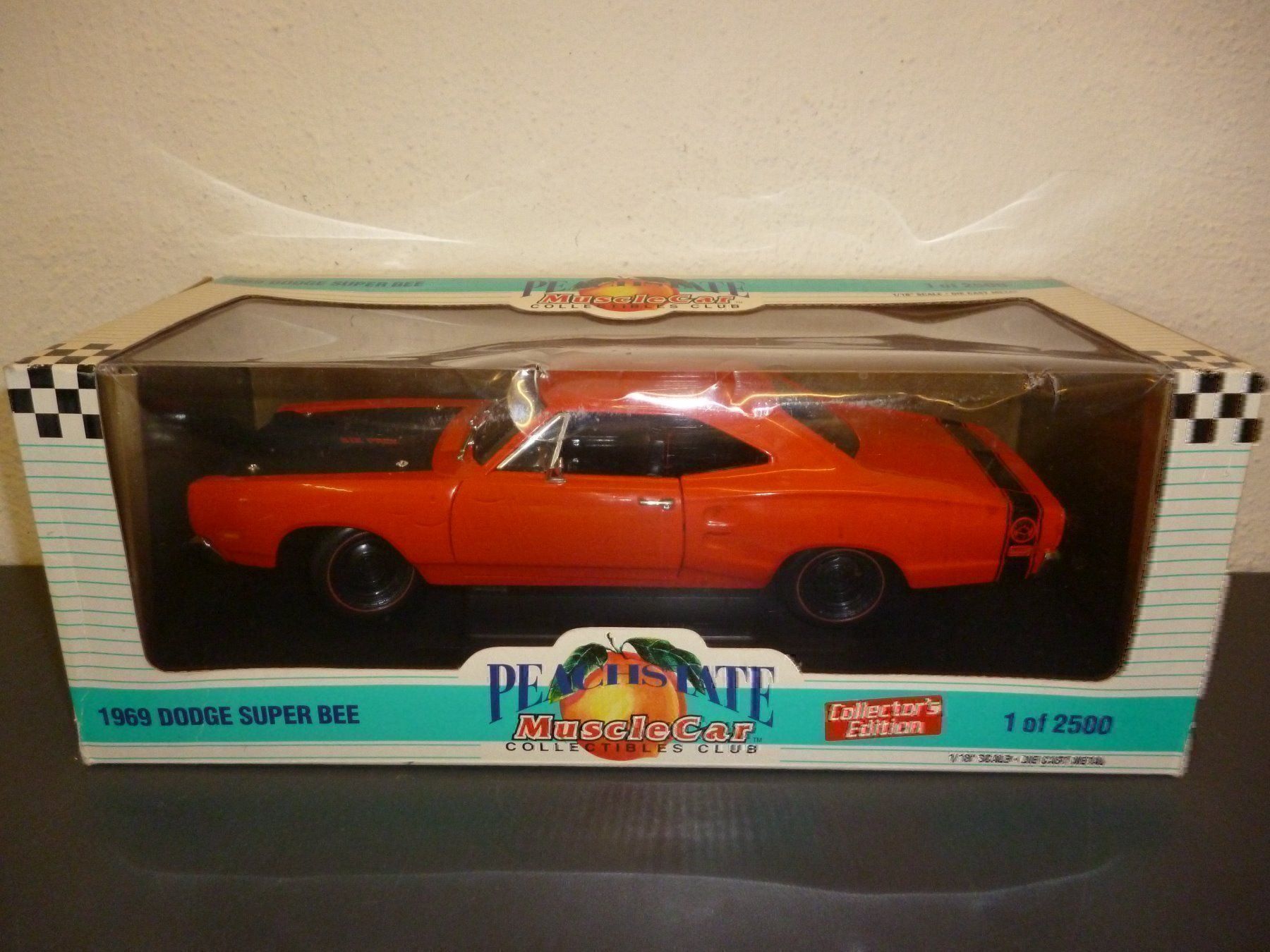 Dodge Modellini d'auto: Dodge Superbee 69er 440 Six-Pack 1:18 – Nuovo e nell'imballaggio originale da Niederwil SG venduto da Kaicorner03