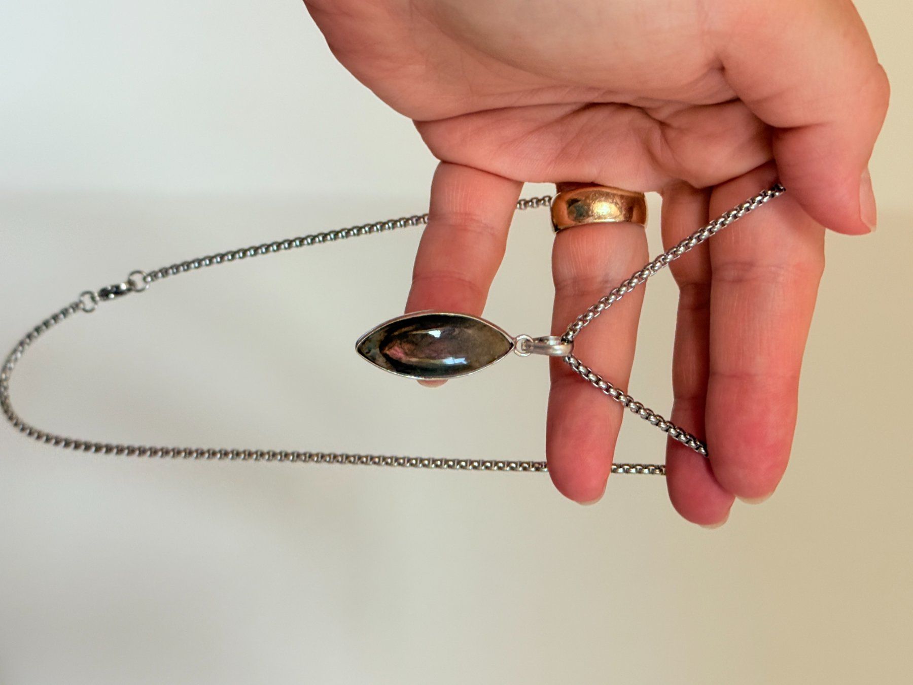 Ketten: Labradorite necklace – Neu und originalverpackt aus Genève von AGBERG 1