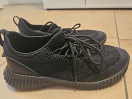 Schwarze Sneaker, Grösse 38, sehr guter Zustand.