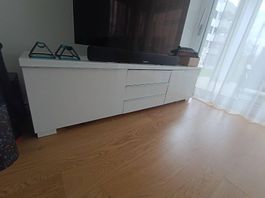 Gut erhaltenes Sideboard (weiss, hochglanz)