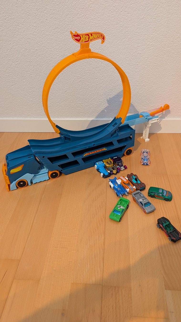 Hot Wheels Spielzeuge: Hot Wheels Stunt N Go Transporter & Trackset – Gebraucht aus Koppigen von Ozumbach