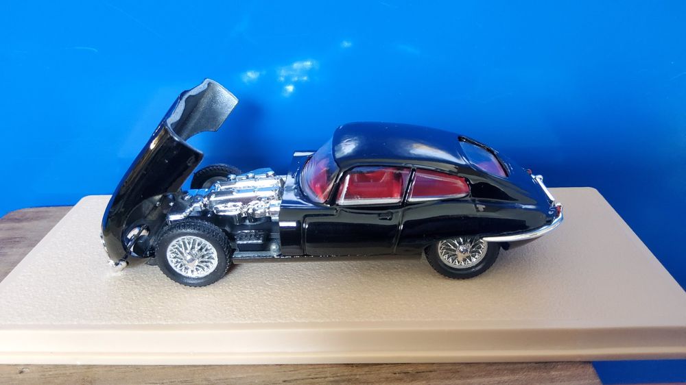Modèle réduit - BBURAGO - Jaguar E coupé (1961) - Echelle 1/18 - Gris