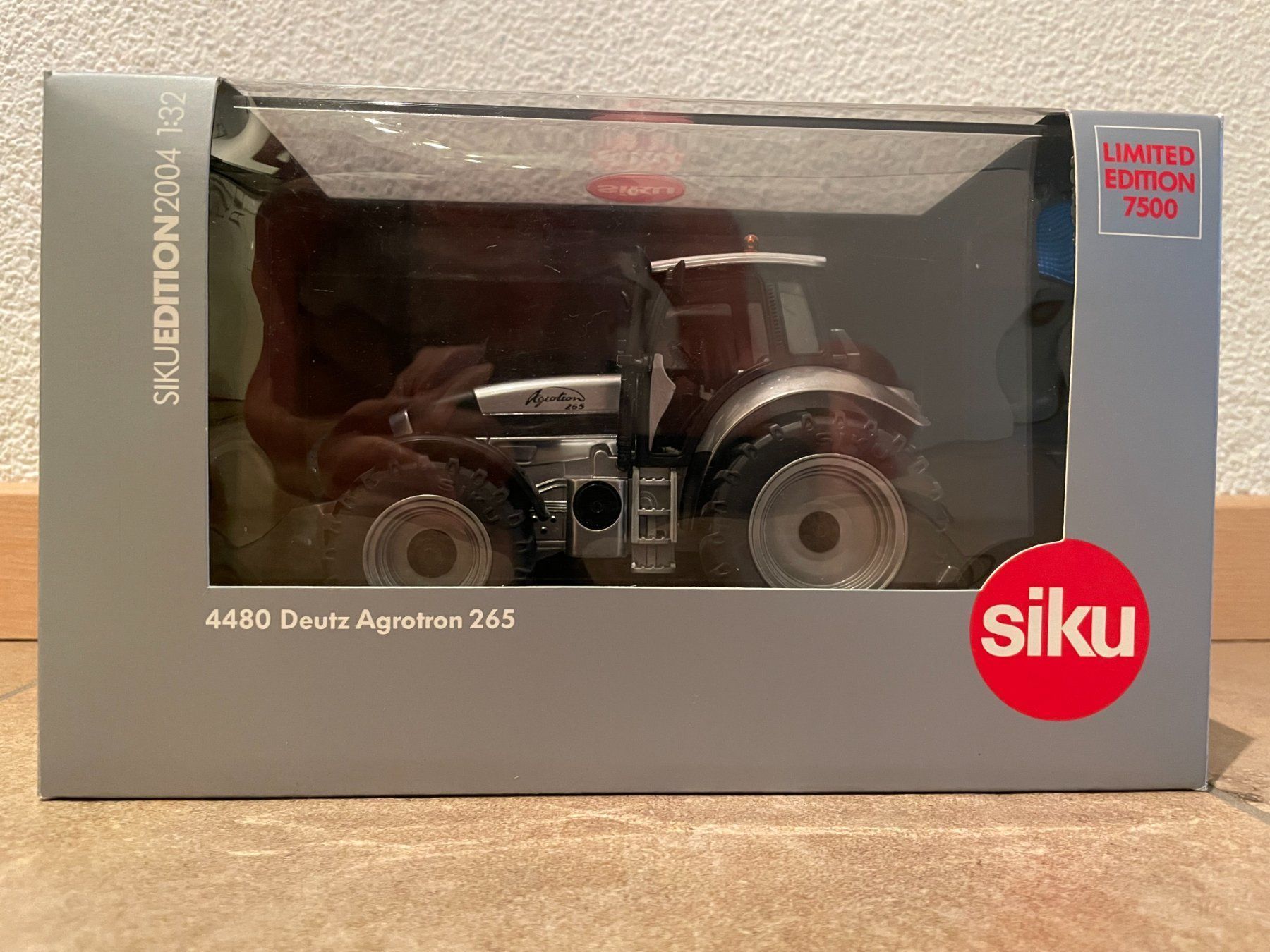 Deutz Trattori: SIKU Deutz Agrotron 265 – Nuovo e nell'imballaggio originale da Kreuzlingen venduto da Stefan1150 4