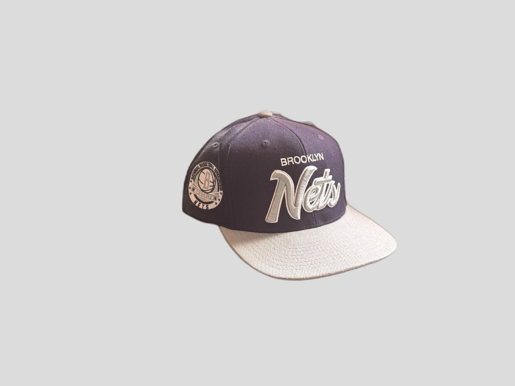 Mitchell & Ness Copricapi, berretti & cappellini: Mitchell & Ness Brooklyn Nets snapback navy/gris bon état – Usato da Genève venduto da car_99hb 1