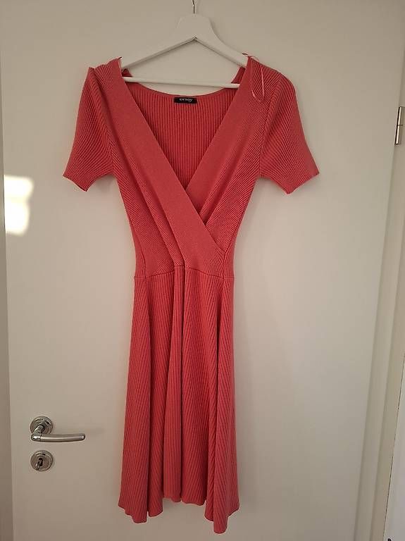 Orsay Robes: Kleid Korall V-Ausschnitt – D'occasion à Baar par XGbRk_54_4