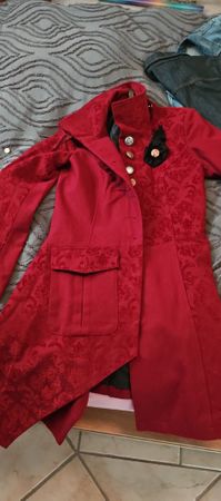 Elegante, rote Damenjacke mit Muster, Grösse M – Herbstchic!
