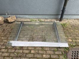 Vordach aus Glas und Metall. B=1.66m, T=1m