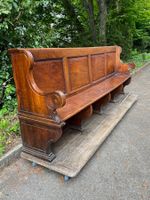 historischer Eichenbank aus dem alten Gericht in Bern