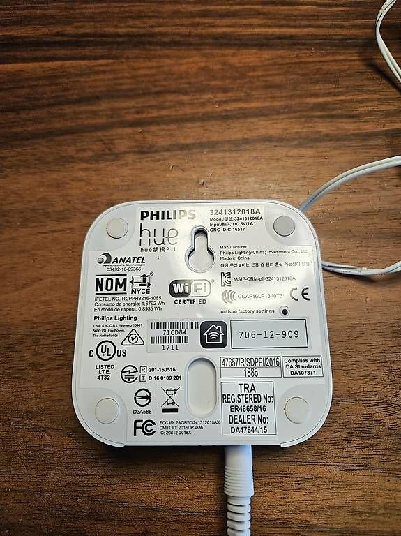 Philips Hub & Switch: Philips Hue Bridge – Usato da Winterthur venduto da diiimiiitriii 2