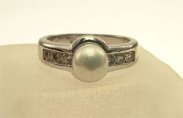 925 Sterling Fingerring mit Perle und weissen Steinchen