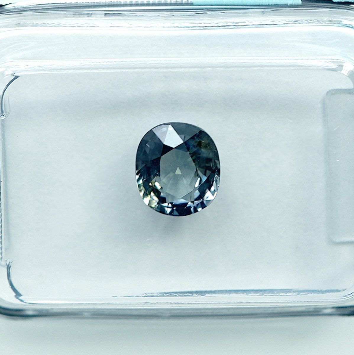 Pietre preziose: Blau, Grün Saphir - 1.09 ct – Nuovo e nell'imballaggio originale da Bad Zurzach venduto da Schaeubli-Group
