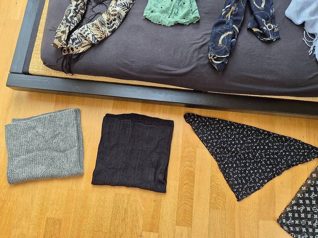 Foulard & Sciarpe: Set mit 11 Schals / Foulards – Usato da Kriens venduto da Moana89 1