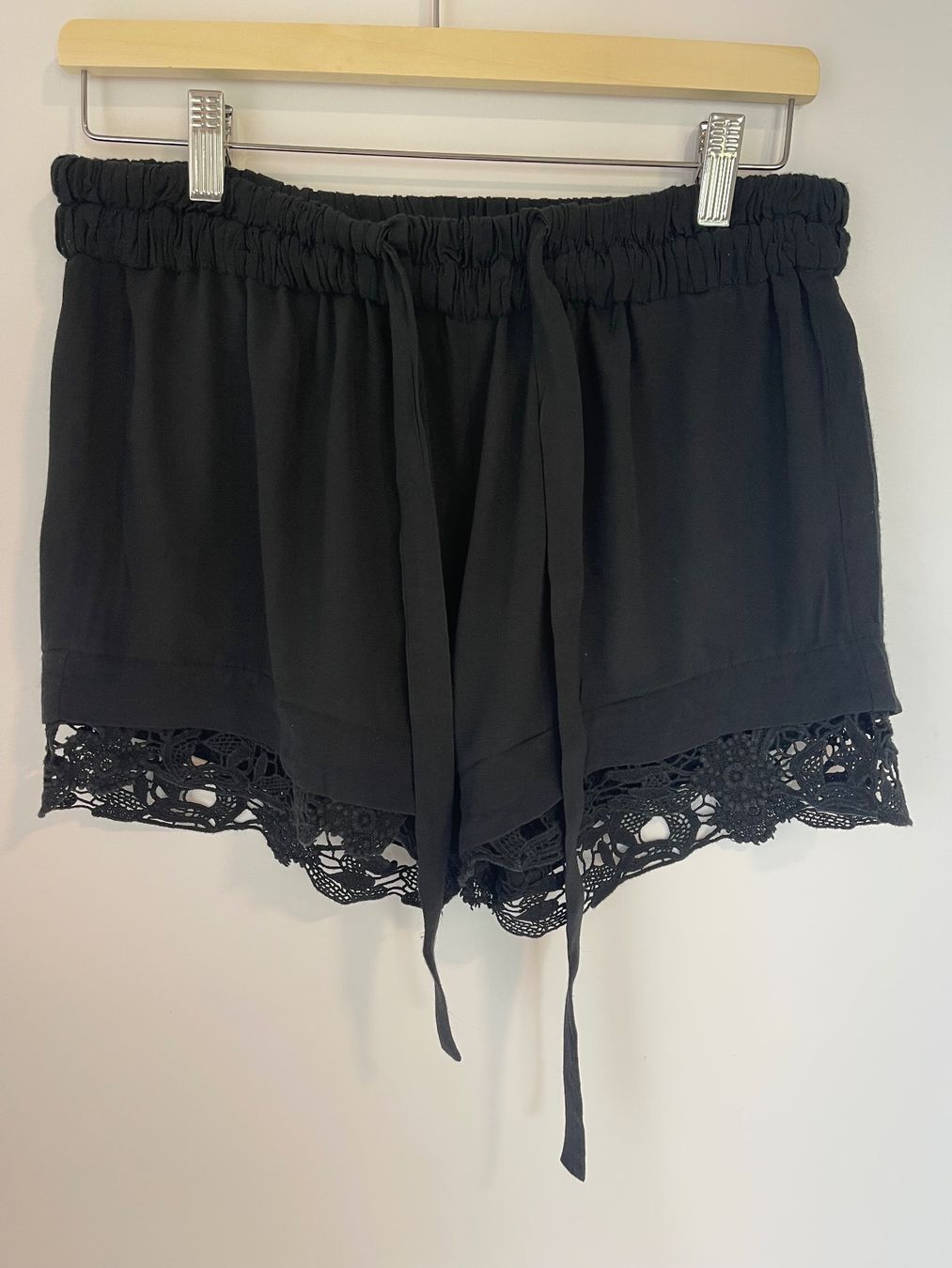 Iro Pantaloni: Schwarze Damen Shorts von IRO, Gr. 38 – Usato da Zizers venduto da sarah_1987