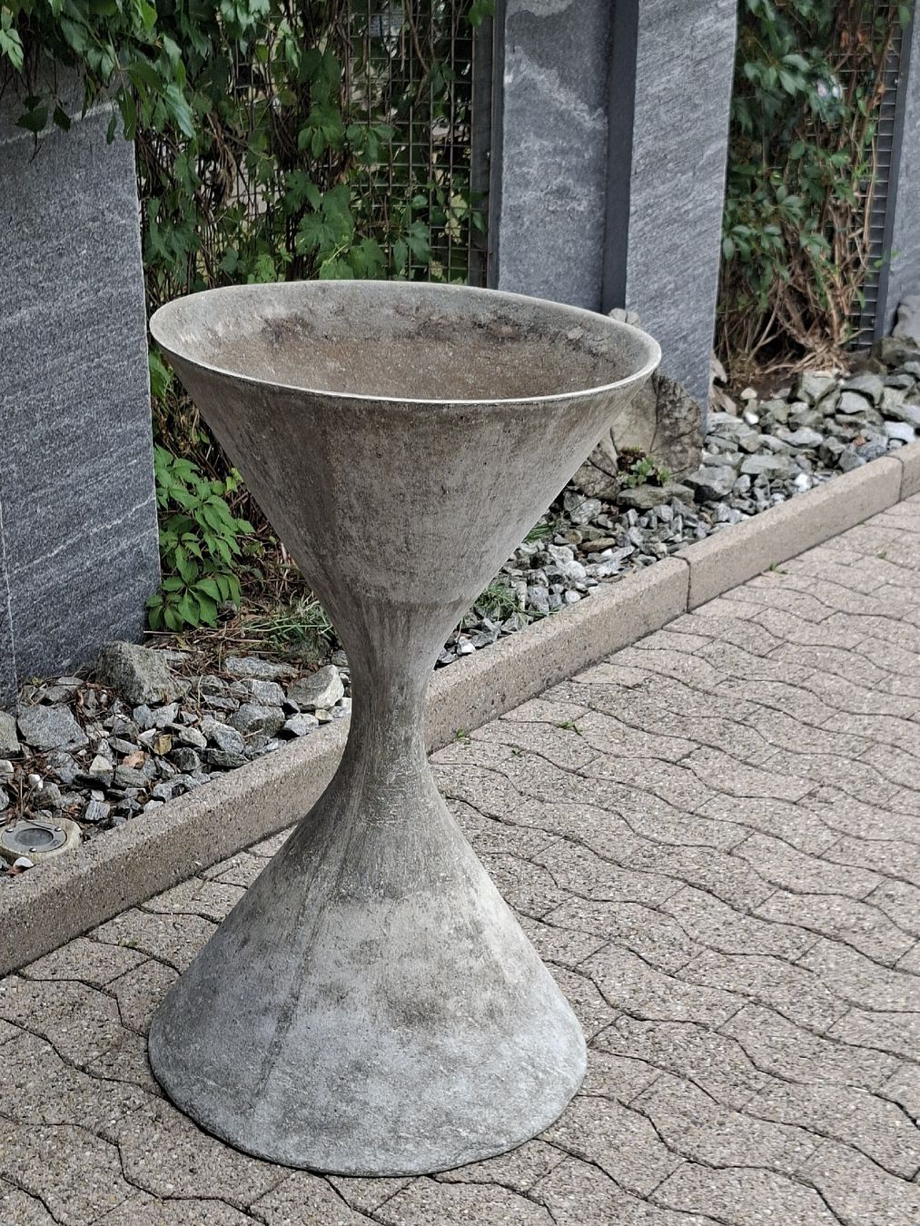 Eternit Blumentöpfe: Willy Guhl Eternit Blumenspindel  – Gebraucht aus Ganterschwil von HeidiuPeter 9