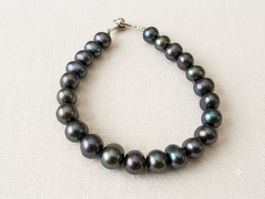 Elegantes Perlenarmband aus dunkel Zuchtperlen.