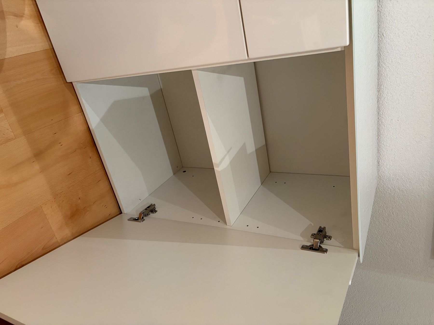 Cassettiere: Sideboard weiss - Glasplatte - guter Zustand – Usato da Zürich venduto da hbob.ethz 1