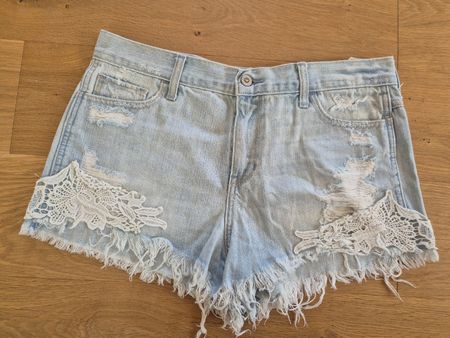 Hollister Jeans Shorts, Gr. 31, hellblau mit Spitze, Sommer!