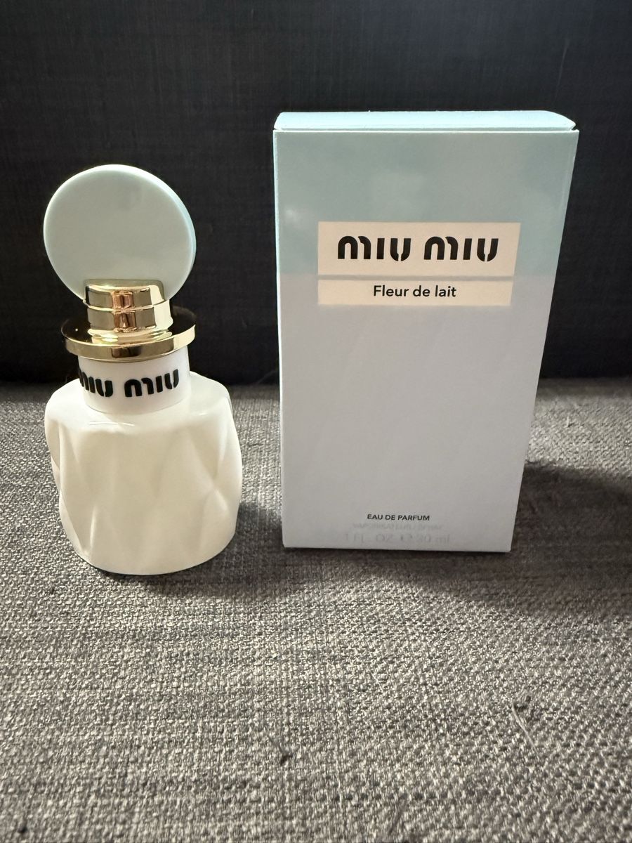 Miu Miu Parfums & Eau de Toilette: Décant 2ml Fleur de lait de Miu Miu – D'occasion à Orbe par Sylvie.Lep07