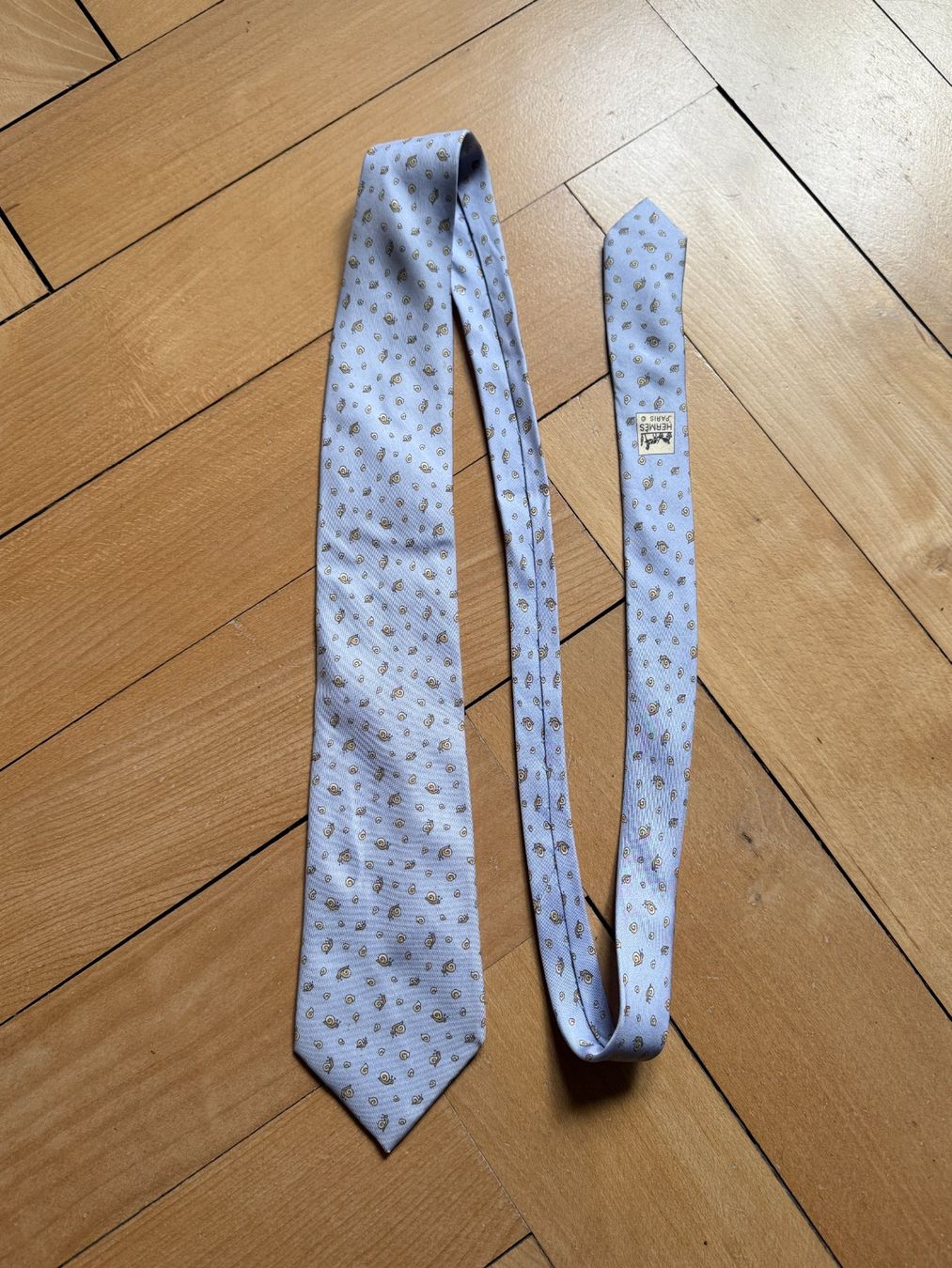 Hermès Krawatten: HERMÈS - Seide Krawatte hellblau mit Schnecken – Neu (gemäss Beschreibung) aus Zürich von Diazaio
